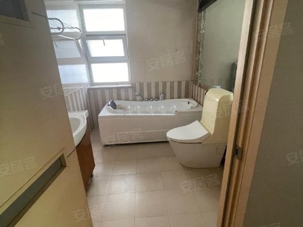 丹东振安九连城街名仕庄园珍珠泡名仕庄园步梯二楼带300平花园,含取暖