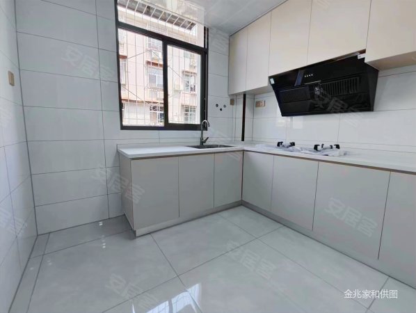 广场附近建新小区123平全新精装三房家具家电看中可谈