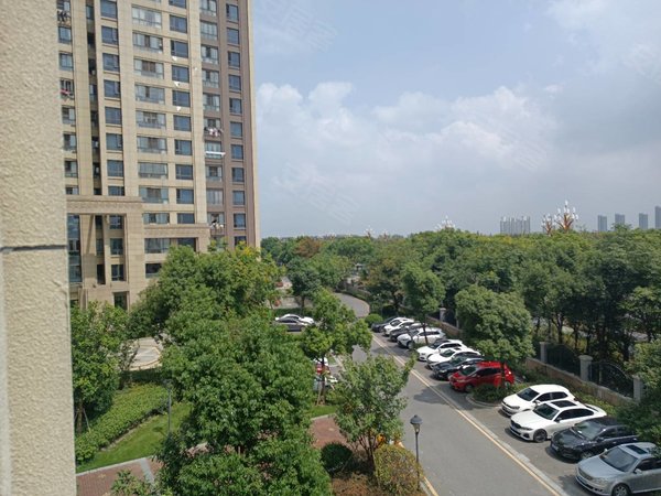 嘉兴平湖平湖市区万城御珑湾平湖市区,八佰伴旁,近第一医院,繁华地段