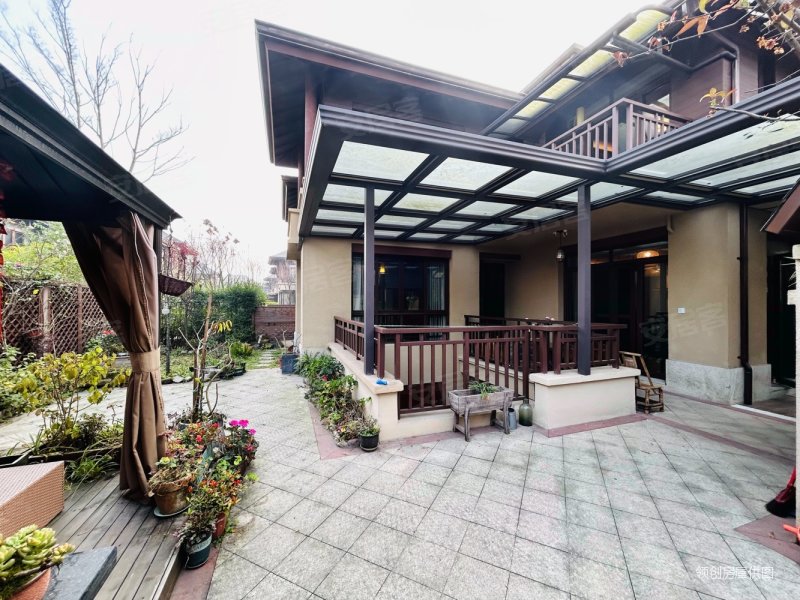 龙湖小院青城4室3厅4卫117㎡南北265万