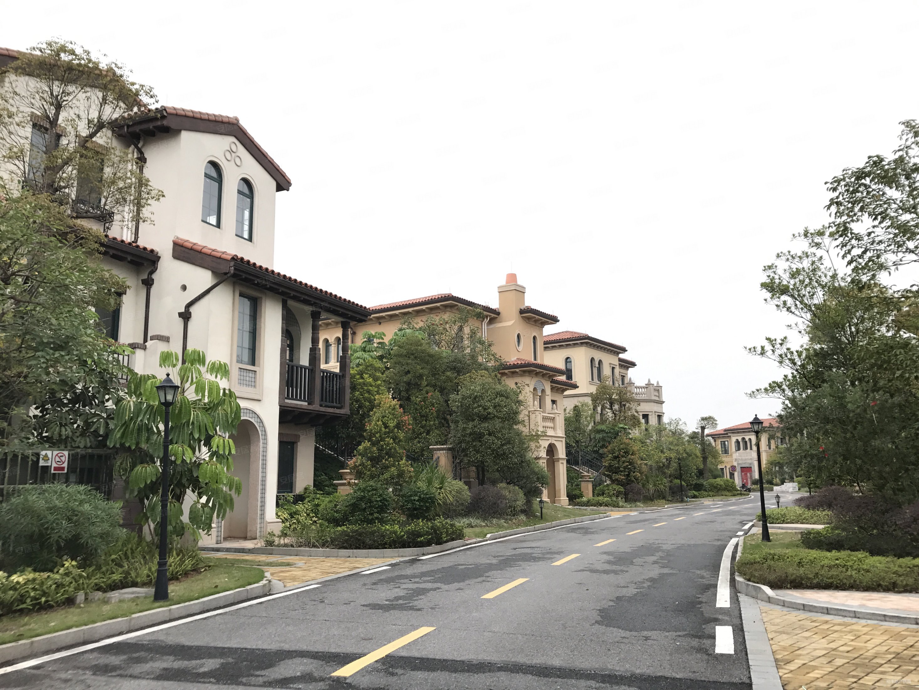 捡漏美的半岛庄园佛山一线湖景别墅地下室大花园送车位