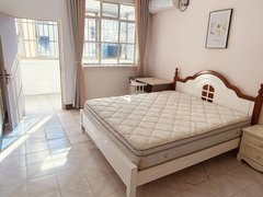 临沂兰山通达路大床18米很好的主卧带阳台实地拍的照片出租房源真实图片