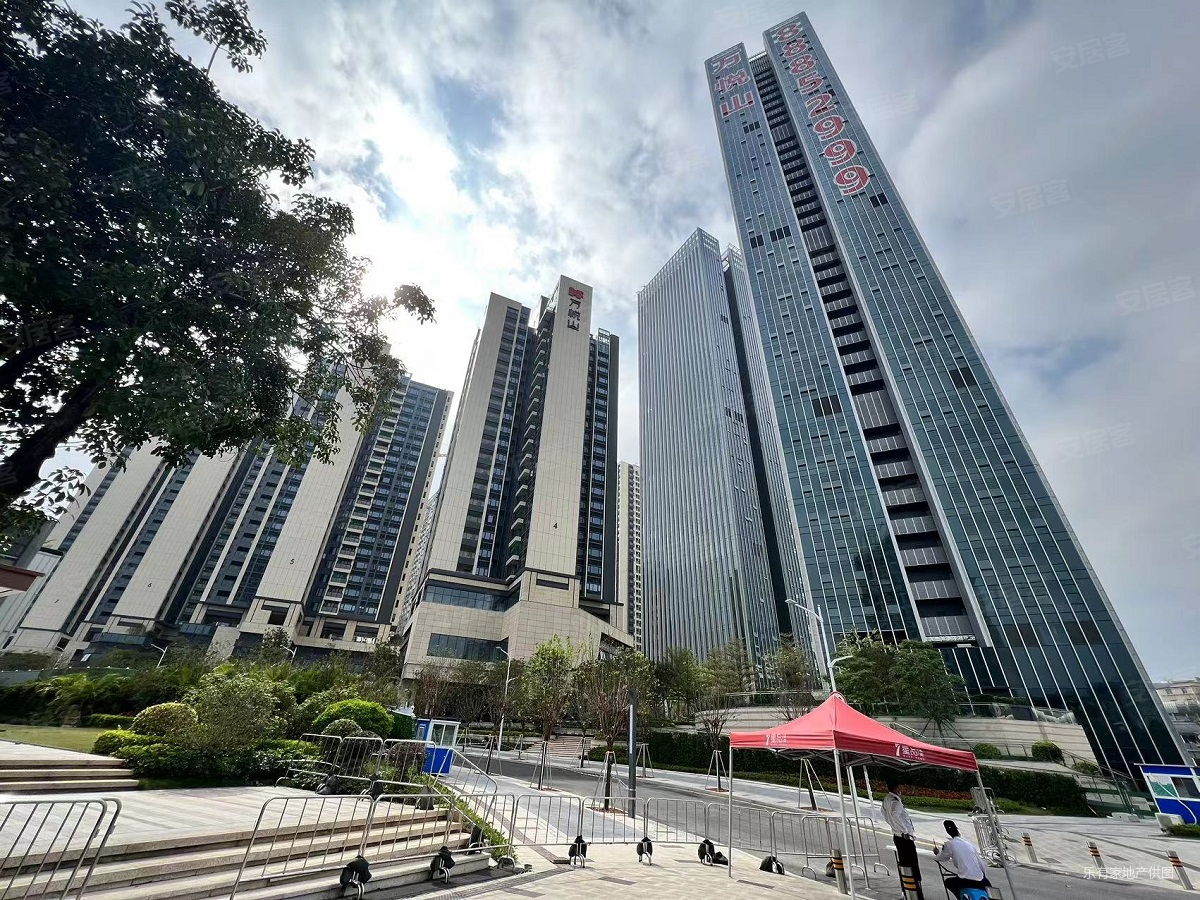 满五住房88平电梯房精装修4室2厅楼层好视野