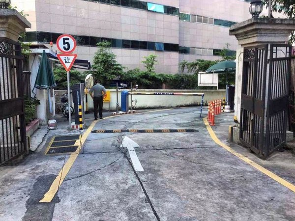 深圳罗湖田贝深圳市人民医院住宅小区地铁口,家私齐全,低价出租出租