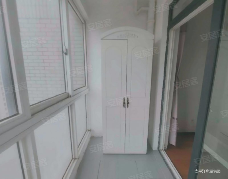 南翔地铁口,电梯三房,景观楼层,家具家电全,带固定车位,急,绿地新翔