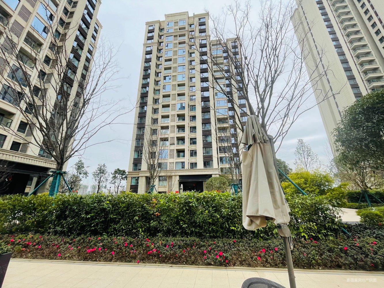 保利青江和府一期3室2厅2卫95㎡南北76万