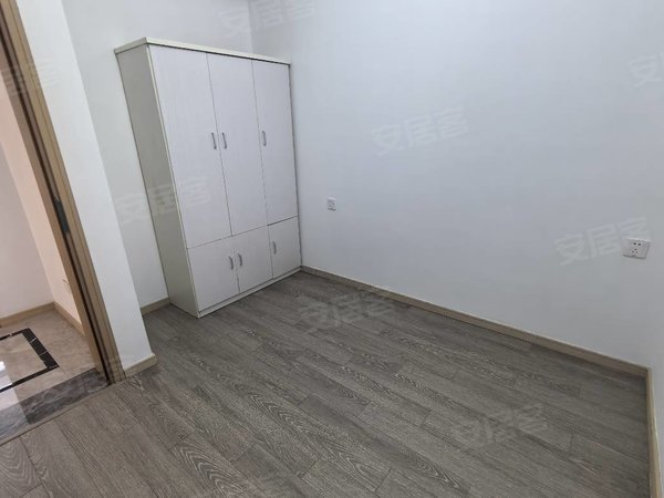 无锡惠山洛社铂雅澜庭东区洛城 红星天铂 精装小三房 阳台已封 周边