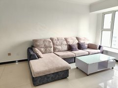新上好房，鸿坤凤凰城三期精装二居室出租，拎包入住，干净整洁。