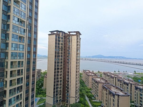 珠海金湾航空新城龙光玖誉湾房间干净整洁,卫生,交通便利,打开窗户可