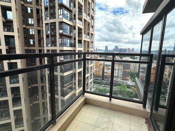 深圳龙岗坂田信义御珑豪园坂田小区 3房2厅1卫 独立阳台 民水民电