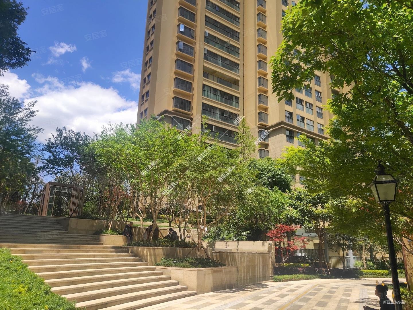 地铁一号线旁次新小区水晶郦城精装三房正南向满五年带