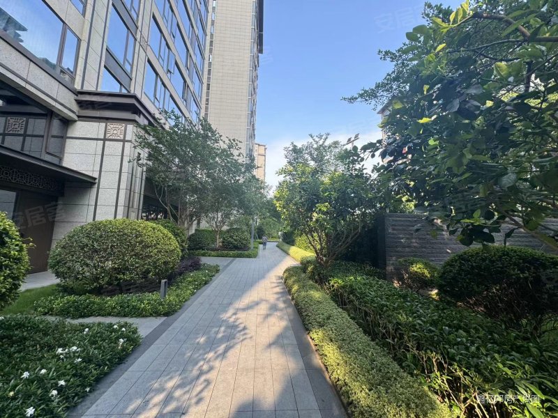 中骏天宸 豪装5房4卫 前后看中庭 一梯一户 带车位两个