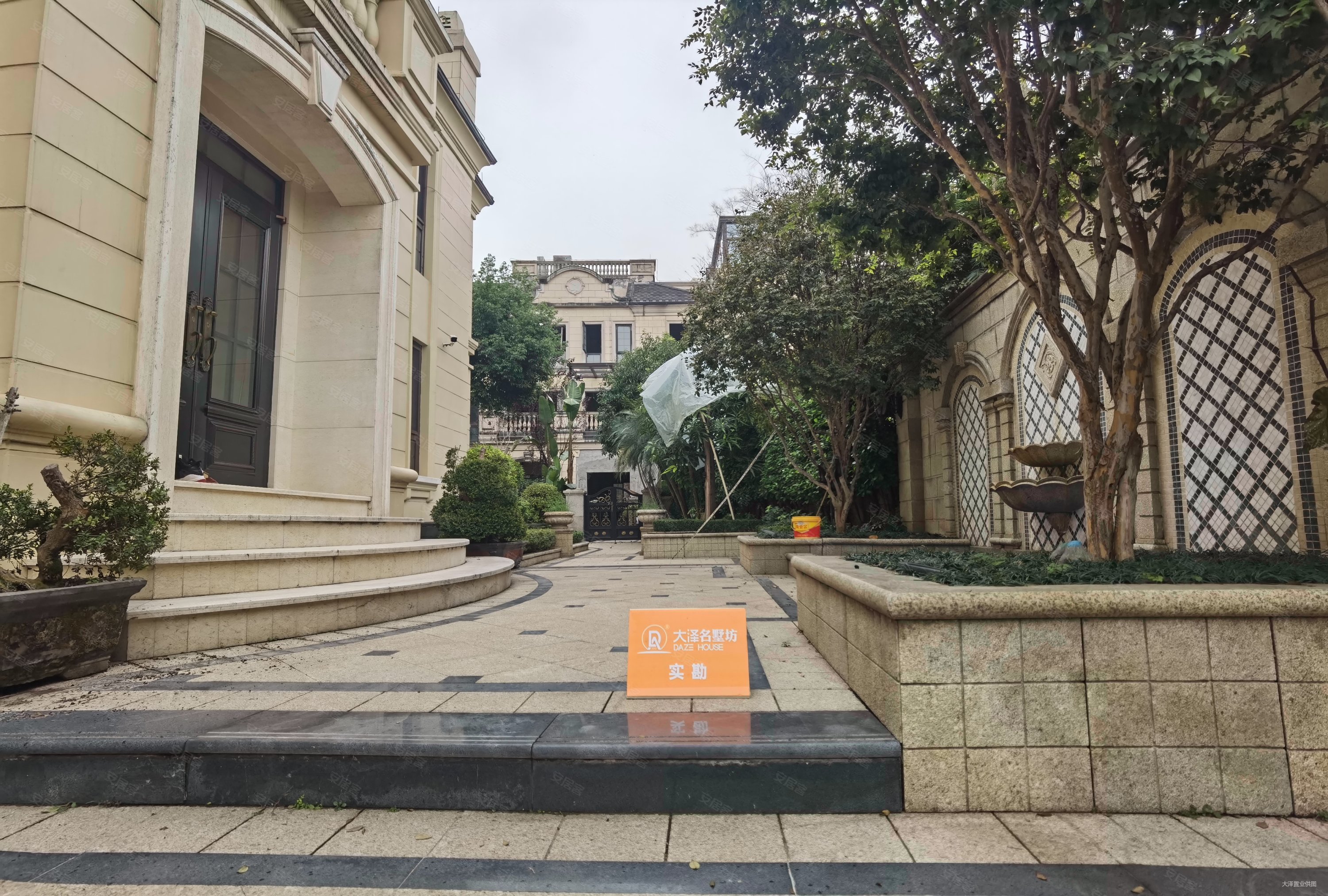 融创凡尔赛花园(一期别墅)8室3厅5卫492.46㎡南北850万