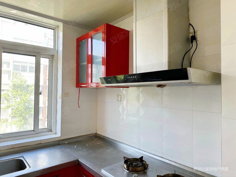 龙凤嘉园(一期) 中间楼层 出行方便 精装可拎包入住