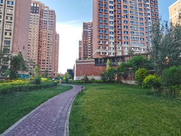 乌鲁木齐天山碱泉街世界冠郡(二期)世界冠郡115大三居 干净整洁电梯