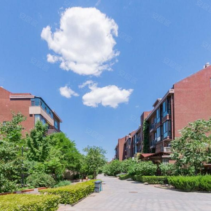 16   :  :42 小区是五层的叠拼别墅,总共有29栋楼,南北通透的花园洋房