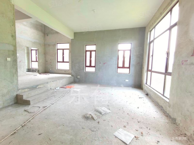 嘉宏锦城别墅出售有车位居住舒适