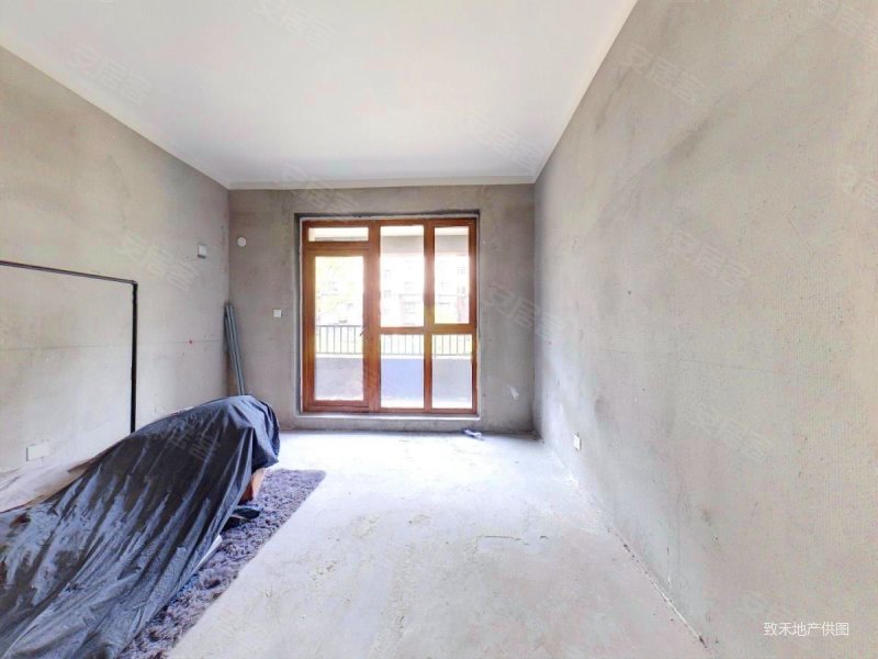 有1楼带院 6层电梯洋房 套三双卫 看房方便 有车位,龙山上郡二手房