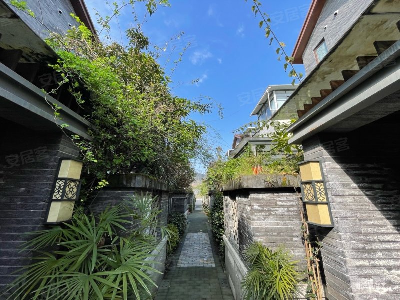 新出端头精装别墅 套三家电家具全带 赠送私家花园,青城鉴山二手房