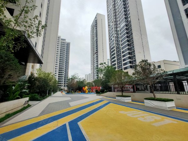 昆明官渡巫家坝保利天际花园保利天际花园 4室2厅2卫  配套齐全 精