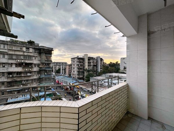 广州海珠客村鸿运花园(海珠)38号线客村鸿运花园小区阳台房,tit对面