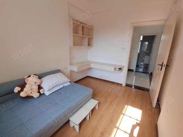 咸宁咸安新鄂高长安花苑岔路口近鄂高 长安花苑精装大三房 九成新电梯