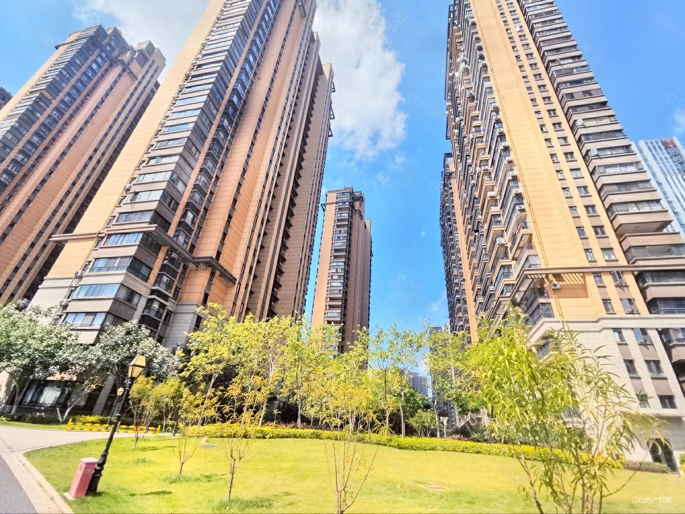 联发君澜(一期)4室2厅2卫135.76㎡南北153万