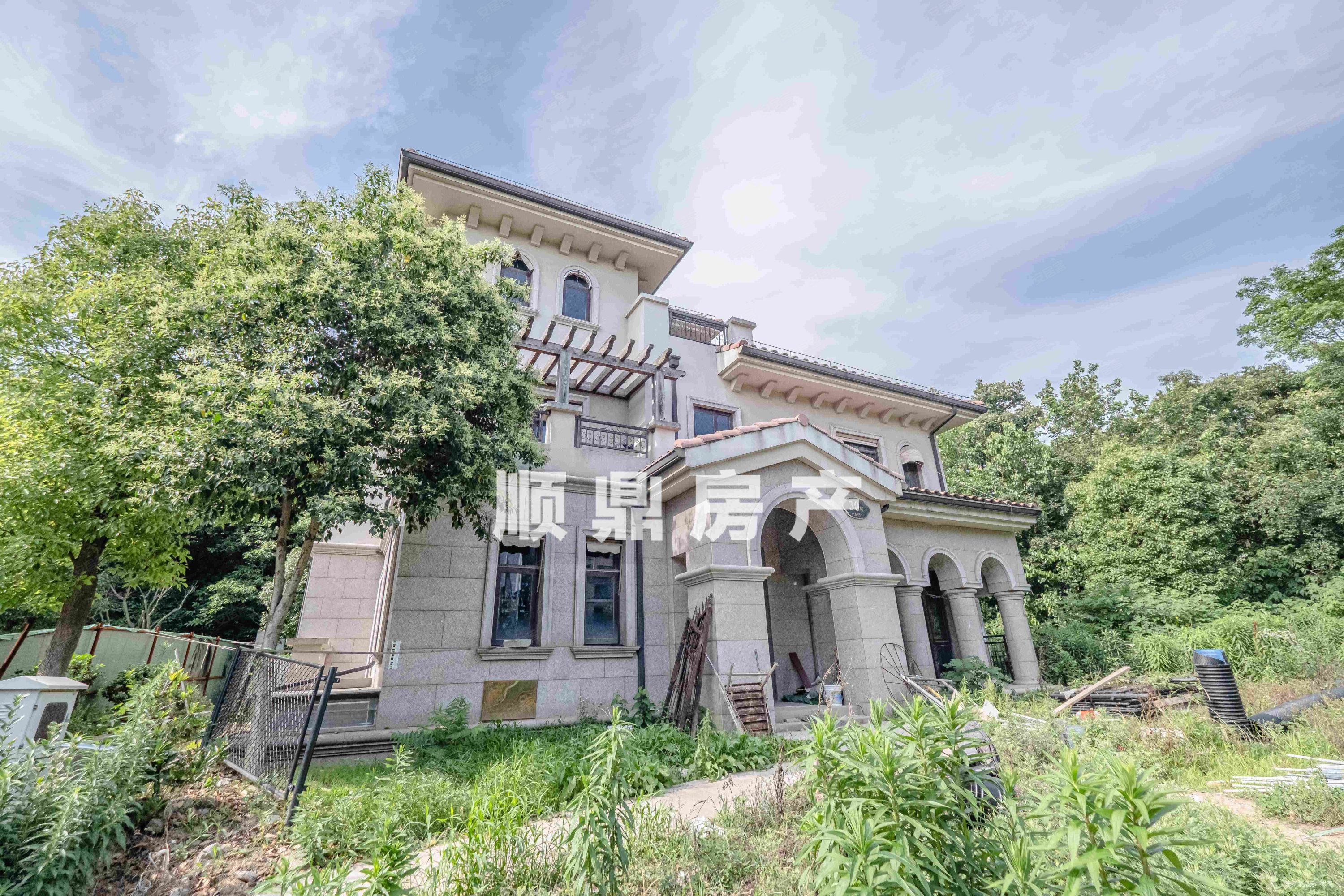 美林墅新上独栋别墅毛坯1200平超大庭院背靠山随时看