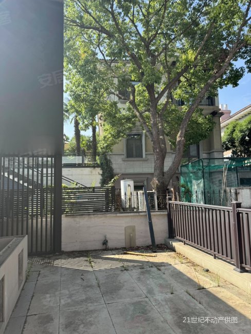 复地朗香 独栋别墅  上有花园下有车库