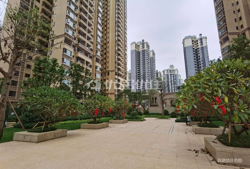 龙光玖誉湖交通便利精装好房南北通透小三居次新小区