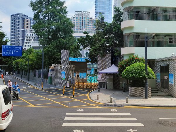 深圳罗湖黄贝岭凤凰路56号大院螺岭门口的家 明亮且温暖 三房出租