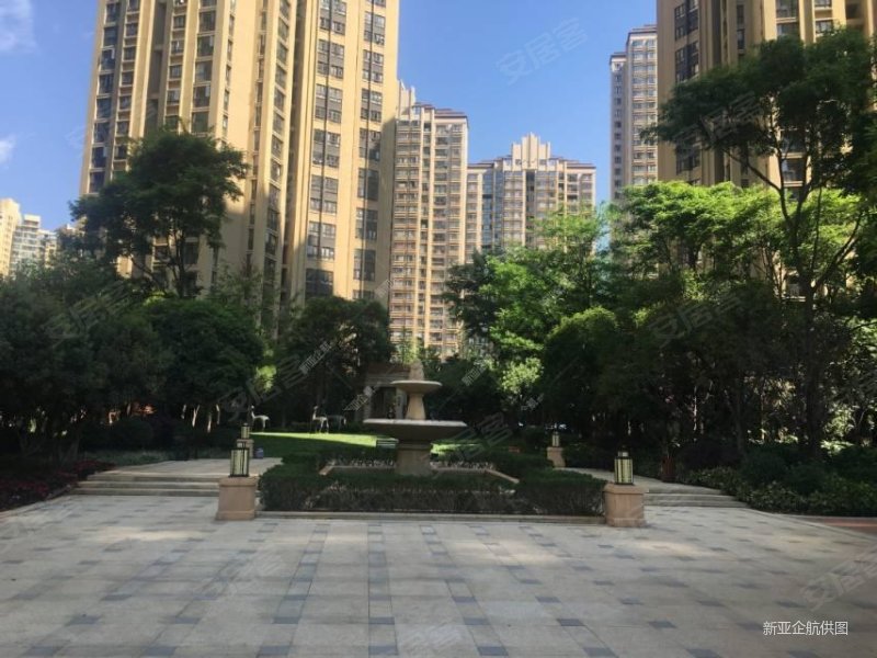 万达旁金地悦天下一区 精装4房 东南端头 带产权车位