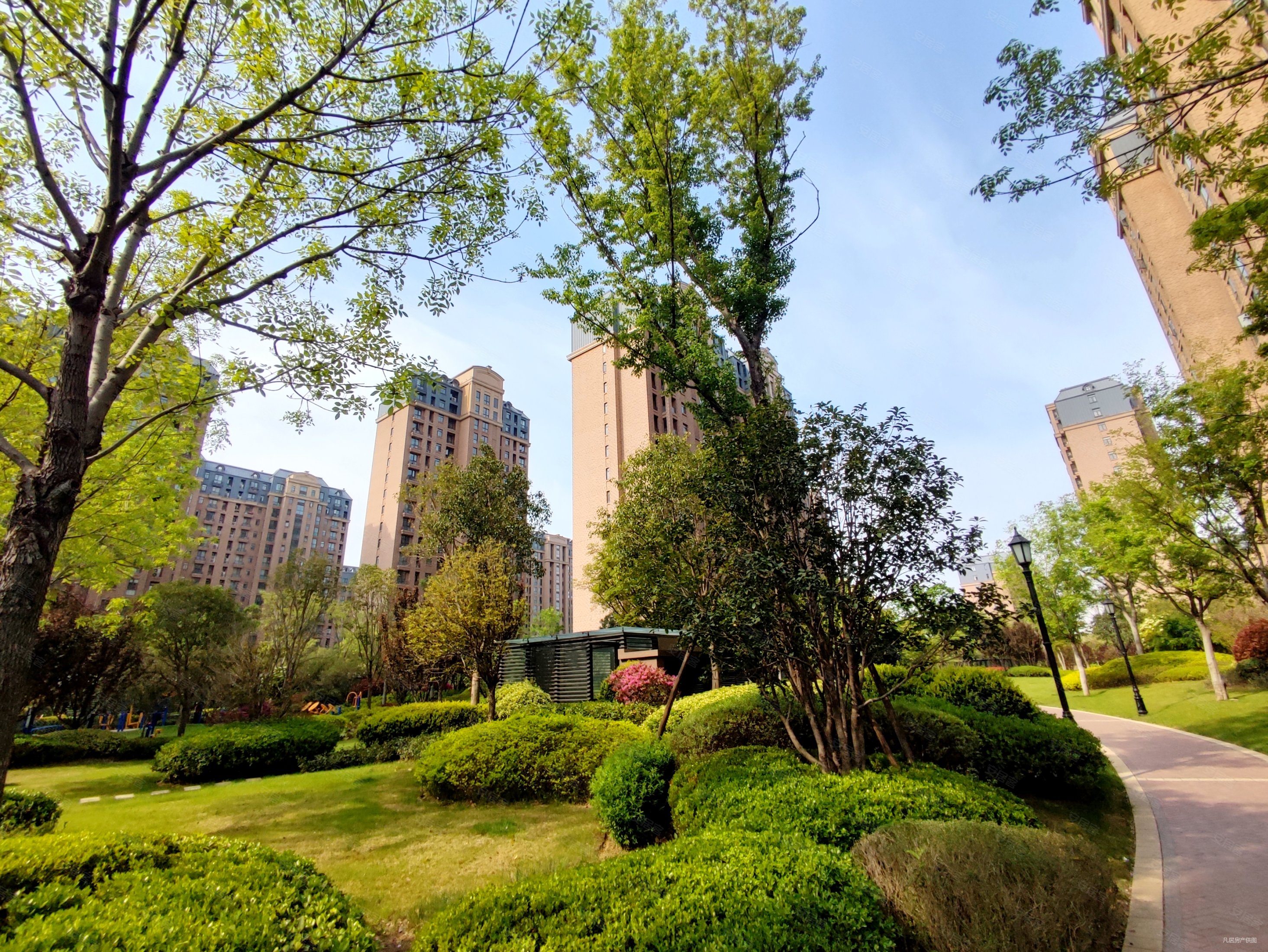 普罗旺世龙之梦东苑3室2厅2卫120㎡南北370万