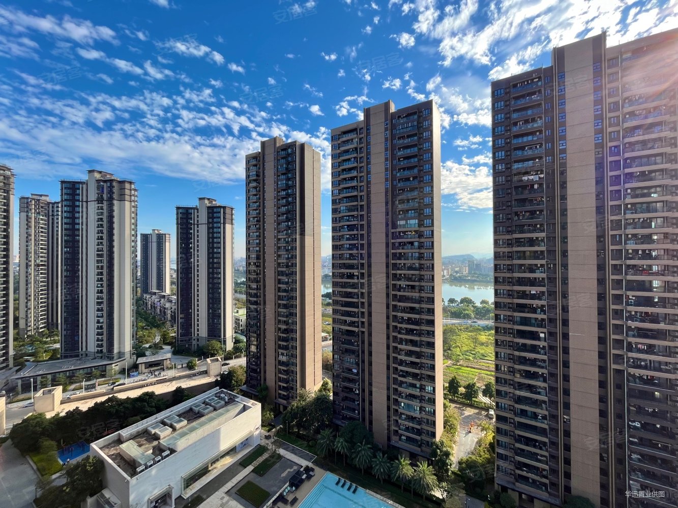 时代荟商住楼33平方正大两房带大平台诚意出售可议价