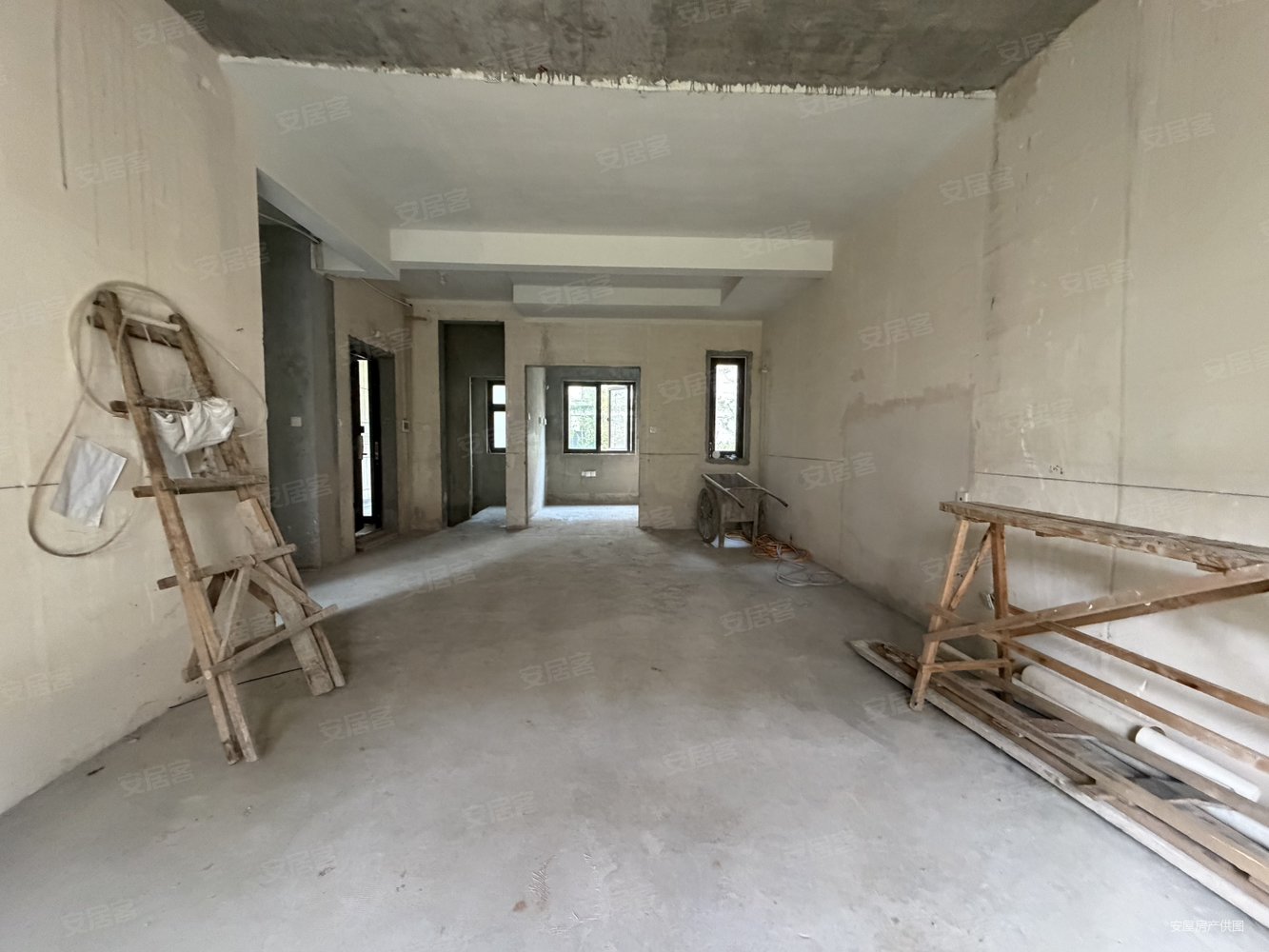 绿地翠园4室2厅3卫166㎡南北156万