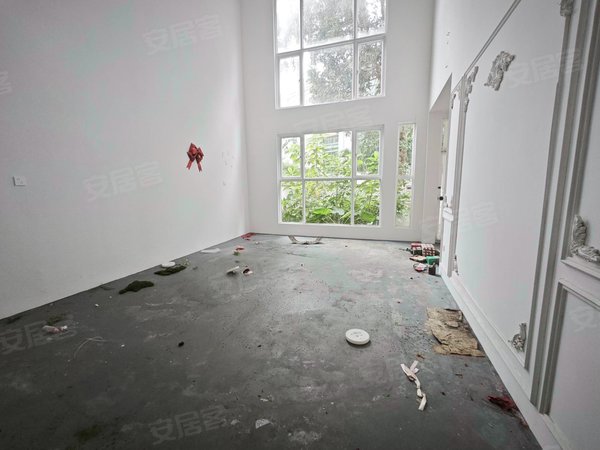 带独立院子带大露台 停车方便 万和公馆