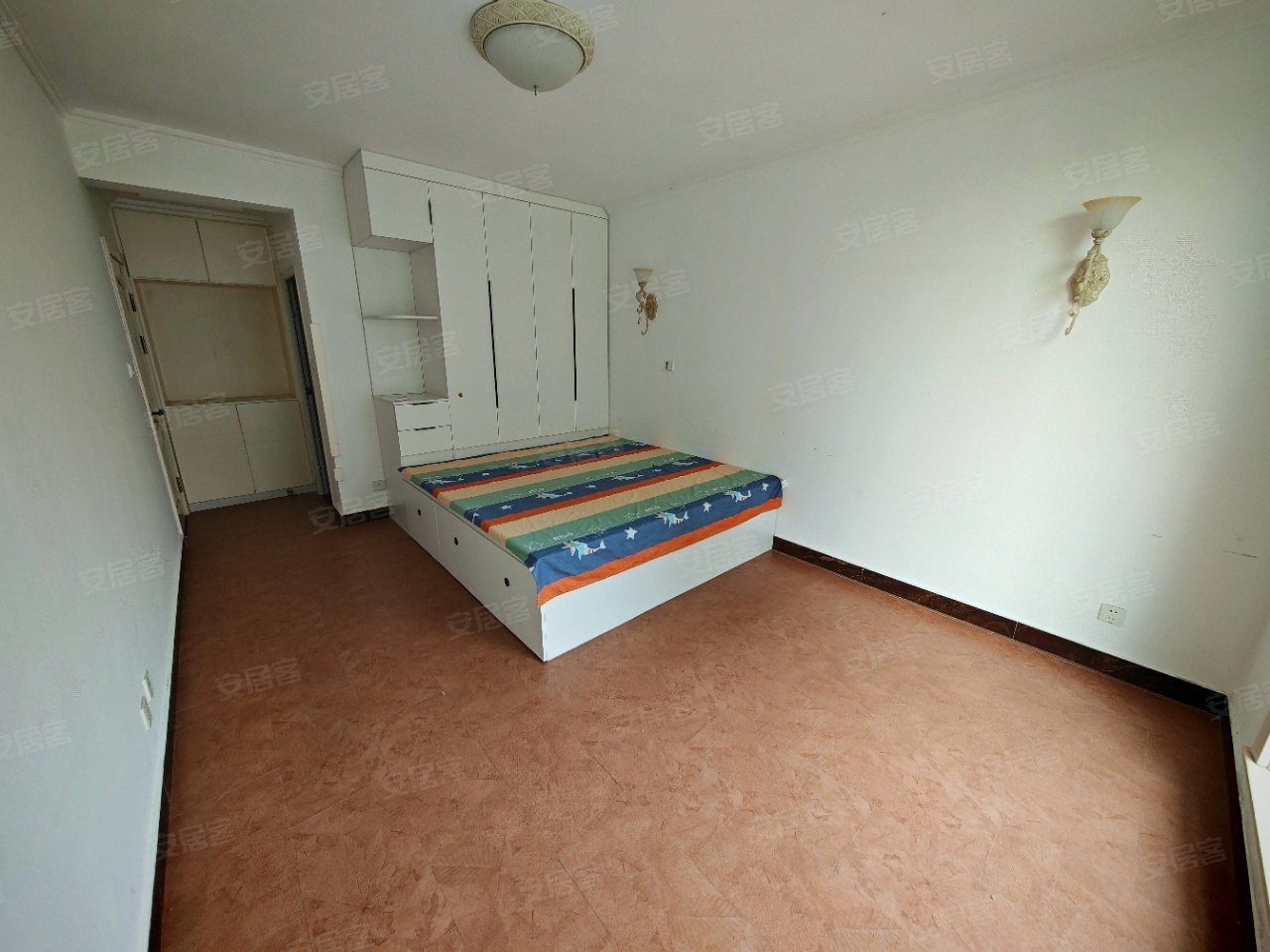 精装修独卫，海岸风情，房间干净配套齐全，拎包住房间很板正