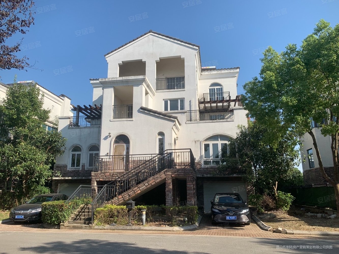 千灯逸墅4室2厅5卫272㎡南430万