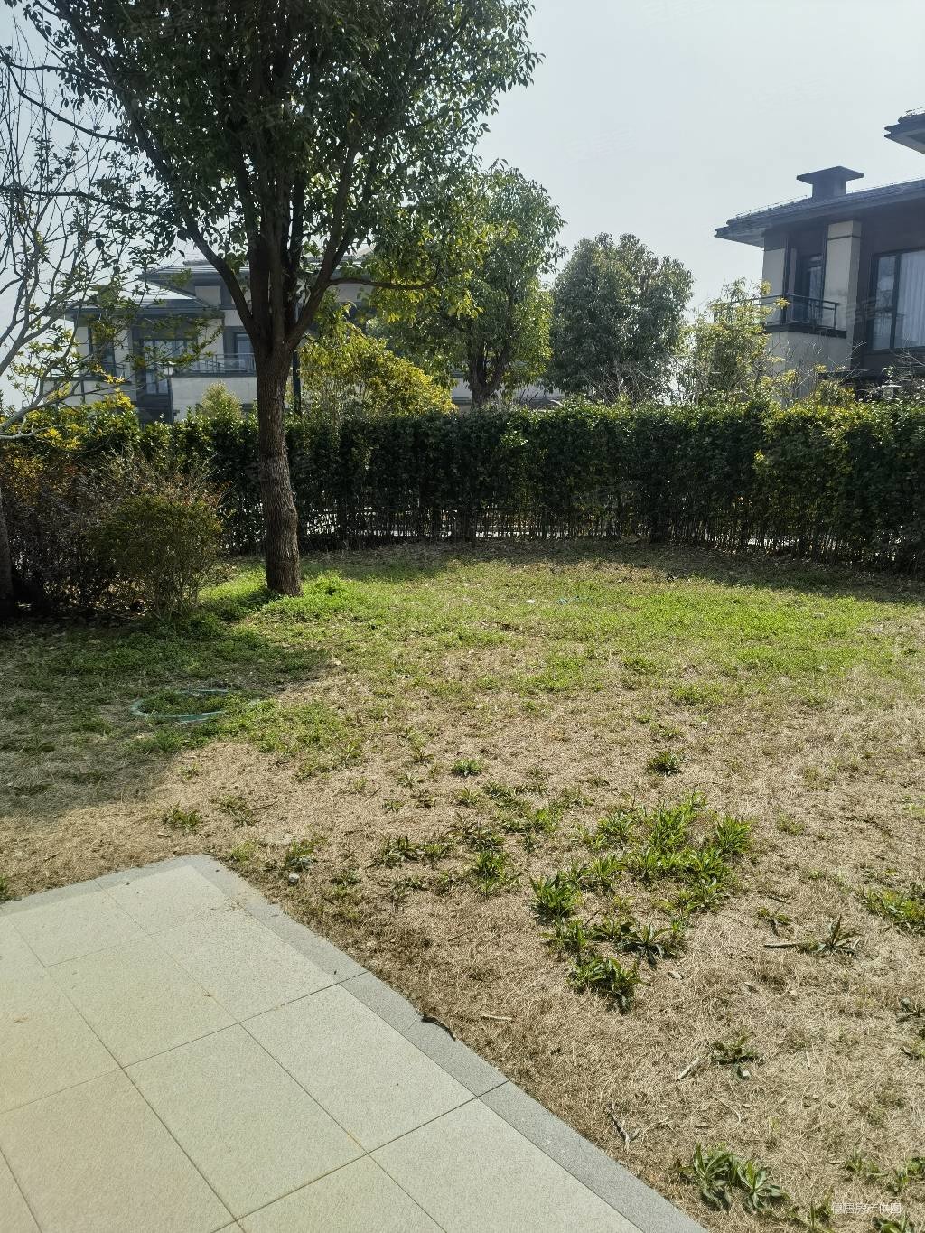 雅居乐临湖别墅豪华装修,带300平大院子开价498万,山湖城花园湖畔小院