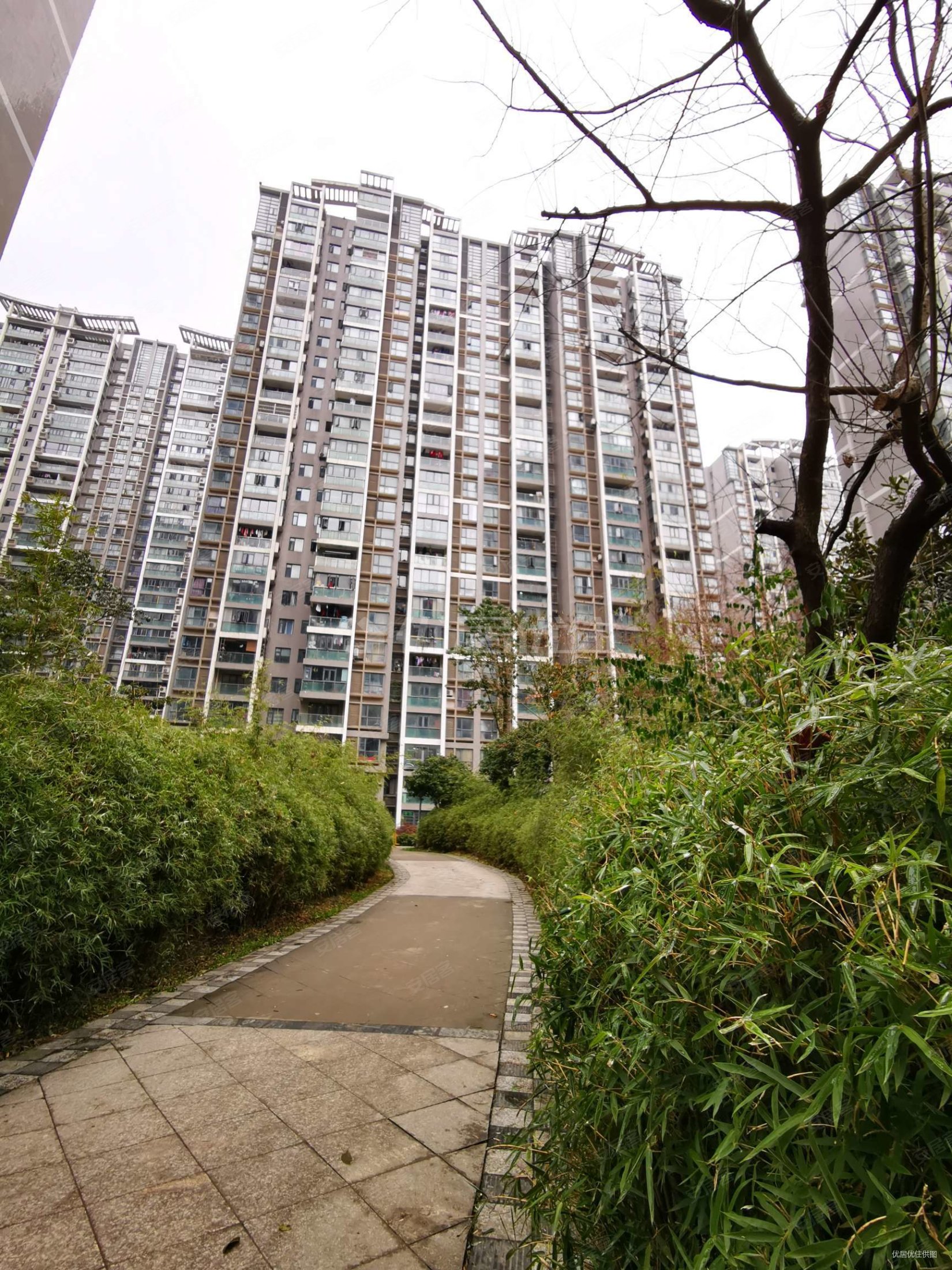 龙锦苑精装三居室120万带车位低价116