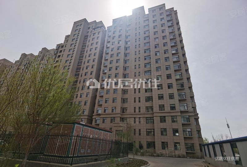 中国铁建国际城3室2厅2卫220㎡南北133万