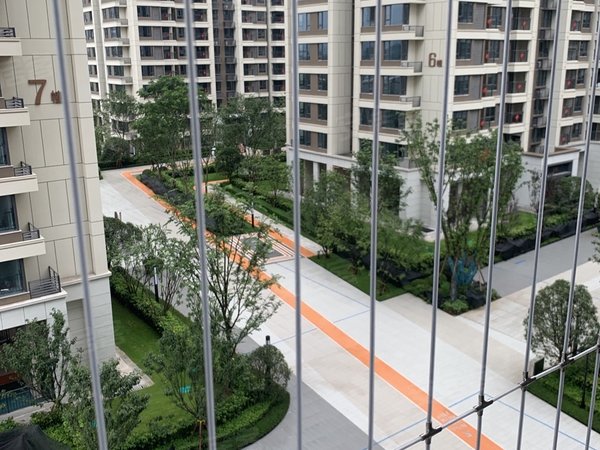 重庆北碚复兴万科四季花城三期小区环境非常好,出门就是地铁,装修非常