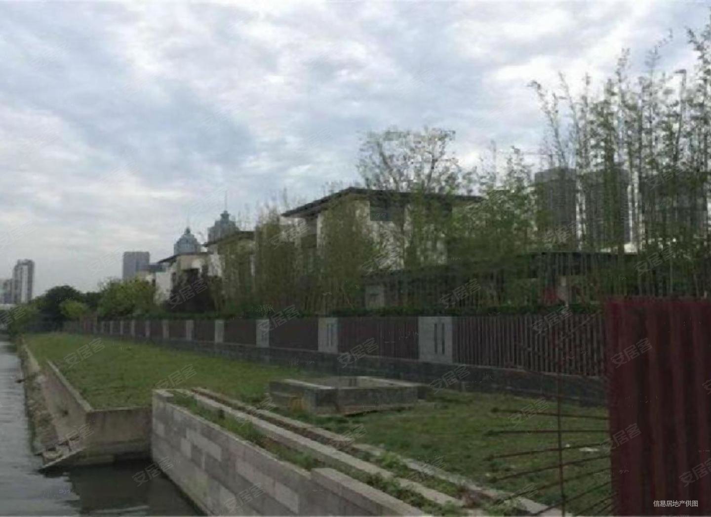 金湖大独栋一线湖景花园800平全新毛坯着急出售