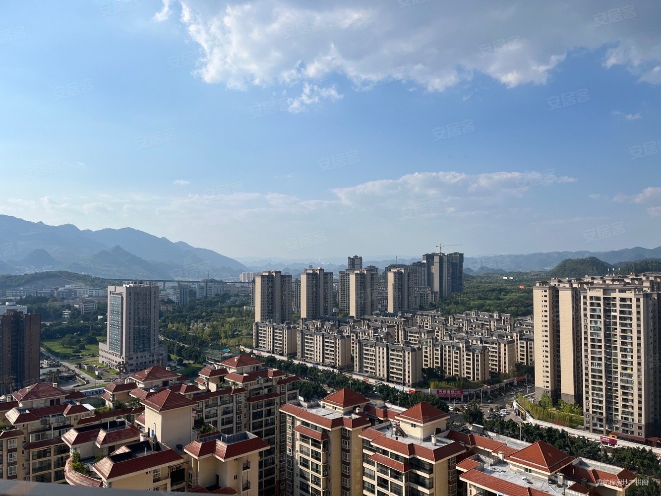 富康珑庭4室2厅3卫149.8㎡南北70万