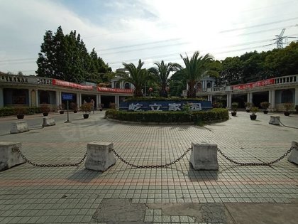 出大门右手边500米内有北斗星商业广场,野桥菜市场,共康服装城生活