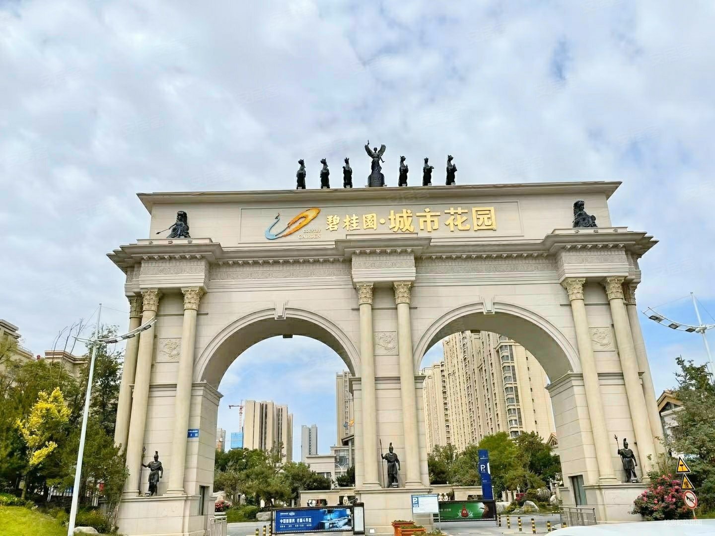 碧桂园三室装修好没住几天家具全带中间楼层可按揭随时看