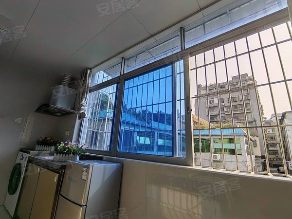 深圳南山西丽新围村西丽地铁站新围村周边 精装大单间 采光好 方便