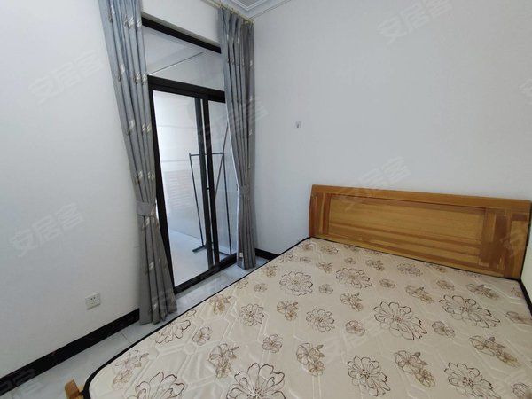 弥勒九号路庆来公园万城纪小区庆来公园旁,精装修保养好,家具家电齐全,1500元每月出租房源真实图片