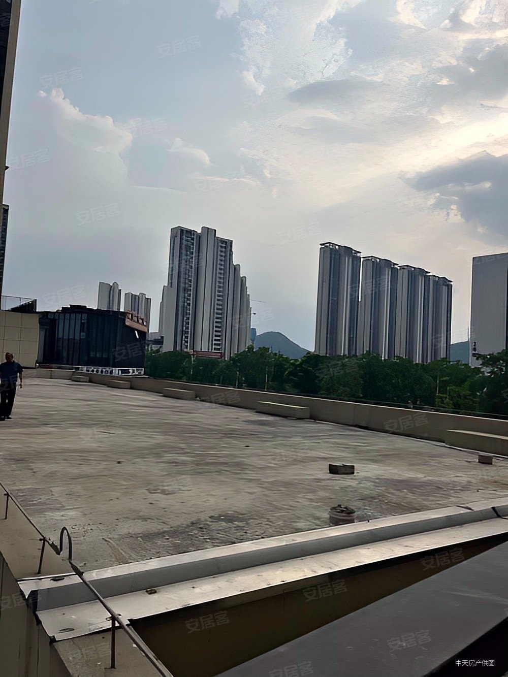 带700平露台高力万汇城130平四房二厅毛坯电梯