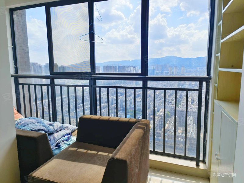 碧鸡名城(1期)中间楼层 车位充足 楼龄新 近地铁 沃尔玛旁